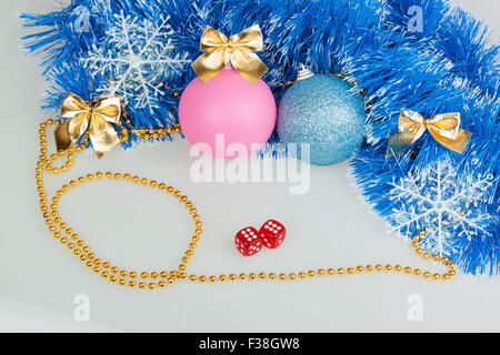 Boules de Noël avec blue garland avec rubans et perles d'or Banque D'Images