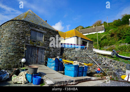 Cadgwith Harbour Village & Beach, péninsule du Lézard, Cornwall, England, UK en été Banque D'Images