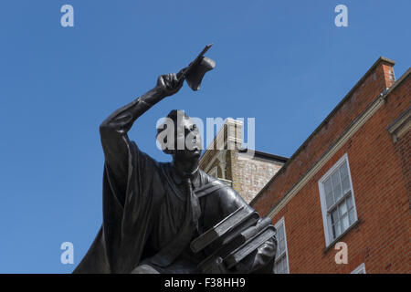 "L'Érudit Surrey'. Statue à Guildford High Street a été dévoilé en 2002. Guildford dispose d'un célèbre Old Royal Grammar School high Banque D'Images