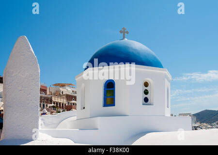 Église avec dôme à Oia à Santorin sur une journée ensoleillée Banque D'Images