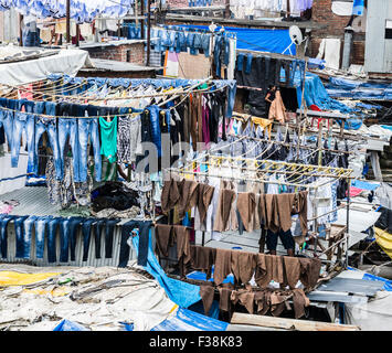 Dhobi Ghat, le plus grand producteur mondial d'une blanchisserie, le séchage des vêtements en dehors de Mumbai, Inde Banque D'Images