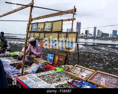 Boutique sur pier à la mosquée Haji Ali Dargah, Mumbai, Inde Banque D'Images