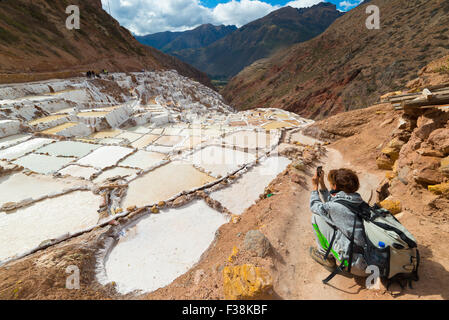 Les touristes blancs photographier (salines de Maras 'alineras') avec le smartphone, parmi les plus belles destinations de voyage à Cusco Banque D'Images