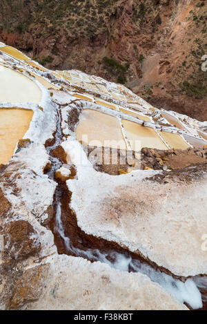 Salines blanches aussi connu comme 'alineras de Maras', parmi les plus pittoresques de la région de destination de voyage à Cusco, Pérou. O grand angle Banque D'Images