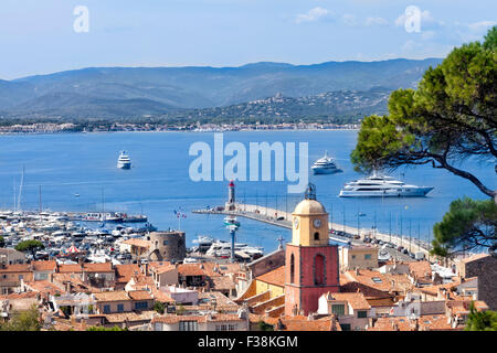 Vue de dessus du célèbre village de pêcheurs St Tropez dans la Riviera française et la mer avec super yachts Banque D'Images