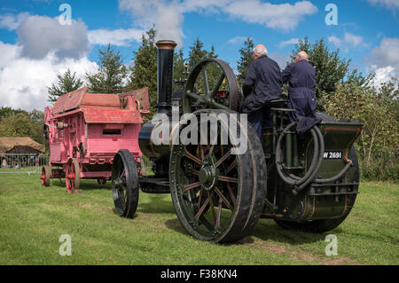 La traction à vapeur d'époque avec une locomotive ancienne batteuse Banque D'Images