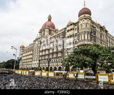 Colombes en face de l'hôtel Taj Mahal Palace, Mumbai, Inde Banque D'Images
