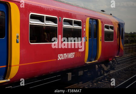 AJAXNETPHOTO - 6 juin 2006 - INJECTION - SOUTH WEST TRAINS ROULANT - presque Clapham Junction. PHOTO:JONATHAN EASTLAND/AJAX REF : D60606 1321 Banque D'Images