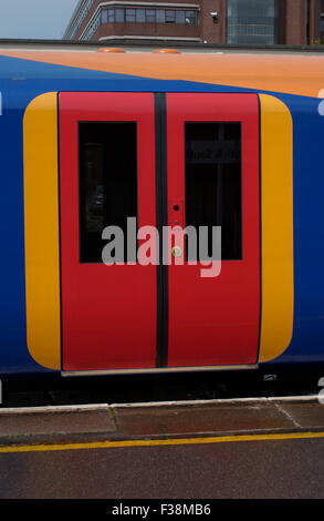 AJAXNETPHOTO - 6 juin, 2006. PORTSMOUTH, Angleterre. - Injection - SOUTH WEST TRAINS ROULANT DÉTAIL - Doubles portes. PHOTO:JONATHAN EASTLAND/AJAX REF : D60606 1557 Banque D'Images