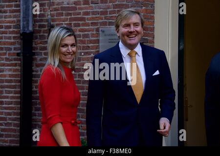 (151001) -- Leiden (Pays-Bas), Octobre 1, 2015 (Xinhua) -- Le Roi néerlandais Willem-Alexander (R) et de la Reine Maxima arrivent pour assister à une conférence sur la connexion des Pays-Bas et de la Chine à Leiden, aux Pays-Bas, le 1er octobre 2015. Roi néerlandais Willem-Alexander et Maxima La Reine, qui sont à payer leur première visite officielle en Chine fin octobre, ont assisté à une conférence intitulée 'La Chine' le jeudi qui a discuté de la présence de la Chine aux Pays-Bas à un micro et macro. (Xinhua/Sylvia Lederer) Banque D'Images