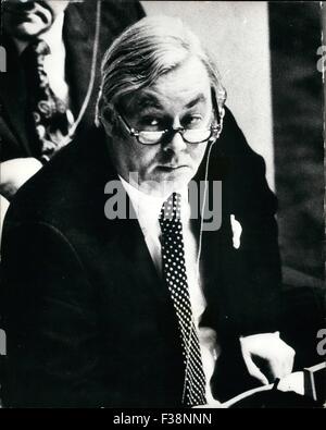 1977 - Daniel Patrick Moynihan - U.S. Ambassadeur de l'ONU rend difficile- frapper et discours de l'ONU en tant qu'Archer communiste : la 30e session de l'Assemblée générale s'est terminée hier soir avec plus dures et une causerie par certains pays du bloc soviétique . Les délégués de l'Union soviétique, Byelu-Russia, l'Ukraine et la Hongrie se dirigea à partir de la chambre lors de discours percutant par l'Ambassadeur américain Daniel Moynihan, qui ont fouetté la session de trois mois comme un ''remboursement, même inquiétante, déception, '' et ont attaqué les nations démocratiques. Phot montre Daniel Moynihan, qui a fait un discours mordant à la fin de la 30e Assemblée Générale Banque D'Images