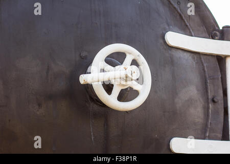 Détail de la soupape avant en laiton d'un vieux train à vapeur de la chaudière. Banque D'Images