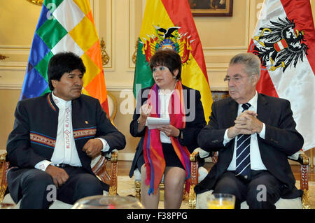 La Paz, Bolivie. 1 octobre, 2015. Le Président de la Bolivie Evo Morales (L), rencontre avec le président de l'Autriche, Heinz Fischer (R) au Palais du Gouvernement à La Paz, Bolivie, 1 octobre, 2015. Les gouvernements de la Bolivie et l'Autriche ont signé jeudi à La Paz un accord de coopération bilatérale sur l'infrastructure des transports, des technologies, des communications et des systèmes de contrôle de l'eau, selon la presse locale d'information. Crédit : Freddy Zarco/ABI/Xinhua/Alamy Live News Banque D'Images