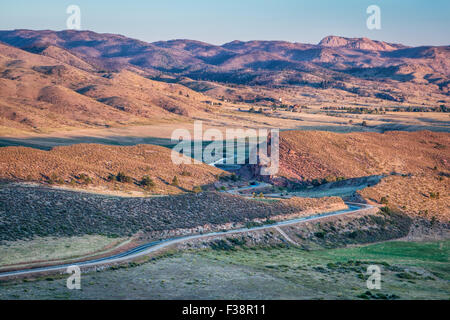 Lever du soleil sur le canal Charles Hansen ci-dessous, une partie du réservoir Horsetooth Big Thompson Projet, Fort Collins, Colorado, Banque D'Images