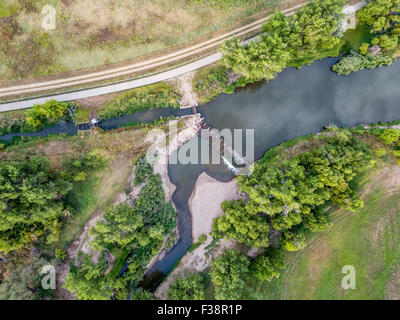 Vue aérienne de la dérivation de la fourniture de l'eau pour l'agriculture - cache la poudre, près de WIndsor, Colorado Banque D'Images