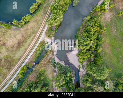 Vue aérienne de la dérivation de la fourniture de l'eau de l'agriculture - cache la poudre, près de WIndsor, Colorado Banque D'Images