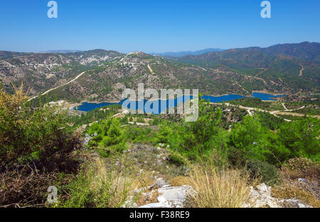 Kouris dam avec réservoir, la plus grande d'un réseau de 107 barrages, 15 km de Limassol, Chypre Banque D'Images
