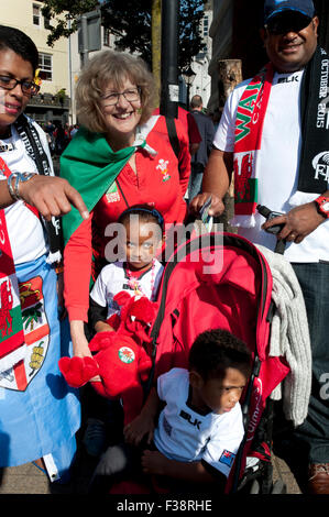 Cardiff, Royaume-Uni. 1er octobre 2015. Supporters affluent à Cardiff à l'appui de l'équipe galloise dans les phases de poule de la Coupe du Monde de Rugby 2015. Les fans sont heureux et à l'avant pour un match qui va montrer la force d'un côté contre un fort côté Fuji. Credit : Roger tiley/Alamy Live News Banque D'Images