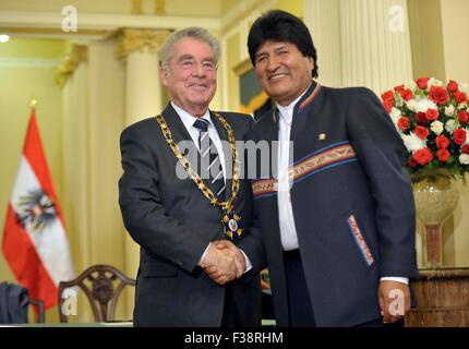 La Paz, Bolivie. 1 octobre, 2015. Le Président de la Bolivie Evo Morales (R), serre la main avec le président de l'Autriche, Heinz Fischer, qui est honoré avec le Condor des Andes, la médaille au Palais du Gouvernement à La Paz, Bolivie, le 1 octobre, 2015. Les gouvernements de la Bolivie et l'Autriche ont signé jeudi à La Paz un accord de coopération bilatérale sur l'infrastructure des transports, des technologies, des communications et des systèmes de contrôle de l'eau, selon la presse locale d'information. Crédit : Freddy Zarco/ABI/Xinhua/Alamy Live News Banque D'Images