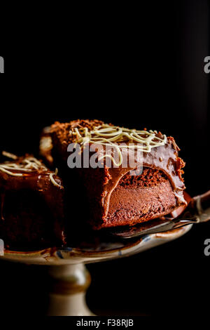 La sélection de la tranche de gâteau au chocolat Gâteau à l'aide d'un Server Banque D'Images