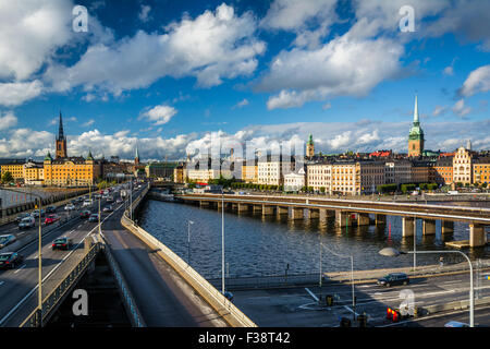 Vue sur Centralbron et Galma Stan depuis Slussen, dans la région de Södermalm, à Stockholm, Suède. Banque D'Images