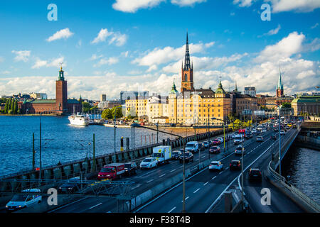 Vue sur Centralbron et Galma Stan depuis Slussen, dans la région de Södermalm, à Stockholm, Suède. Banque D'Images