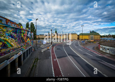 Graffiti sur un bâtiment et voir de Galma Stan, à Slussen, Södermalm, à Stockholm, Suède. Banque D'Images