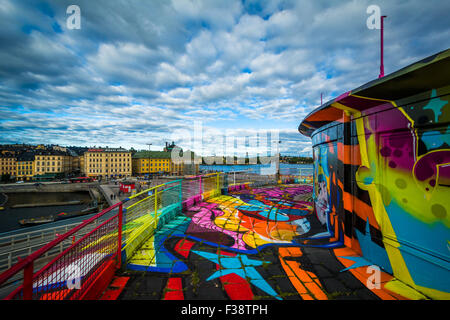 Graffiti sur un bâtiment et voir de Galma Stan, à Slussen, Södermalm, à Stockholm, Suède. Banque D'Images