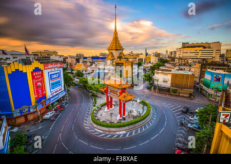 Le Chinatown gate rond avec Wat Traimit derrière à Bangkok, Thaïlande. Banque D'Images