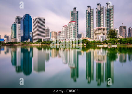 Bangkok, Thaïlande skyline de parc Benjakiti. Banque D'Images