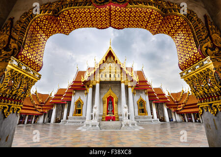 Wat Benchamabophit, le Temple de marbre, à Bangkok, Thaïlande. Banque D'Images