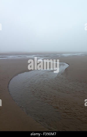 Blackpool, Royaume-Uni. 2 octobre, 2015. Météo Royaume-uni:Un brumeux et presque monochrome de commencer la journée sur la plage de Blackpool, le brouillard est prévu de lever plus tard le matin Crédit : Gary Telford/Alamy live news Banque D'Images