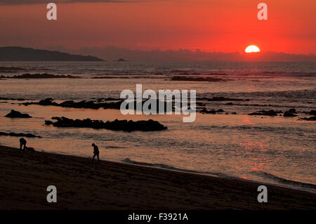 Les gens qui marchent dans la plage d'Erromardie au coucher du soleil. Saint-Jean-de-Luz (Donibane Lohizune). La France. Banque D'Images