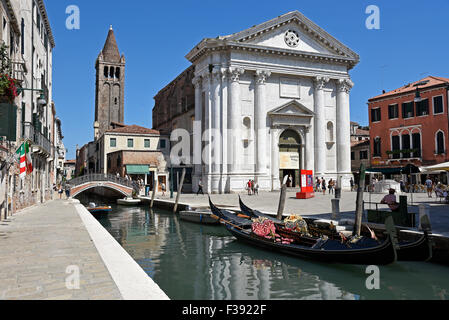 L'église et de Campo San Barnaba par un canal, Venice, Venice, Veneto, Italie Banque D'Images