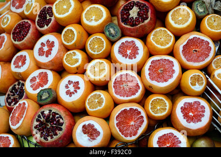 Les oranges, les pamplemousses et les grenades, coupés, at a market stall, Istanbul, Turquie Banque D'Images