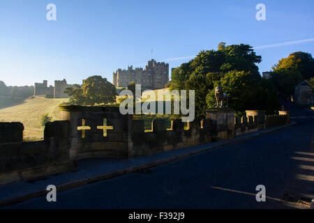 Château d'Alnwick et Lion Bridge Banque D'Images