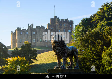 Château d'Alnwick et Lion Bridge Banque D'Images