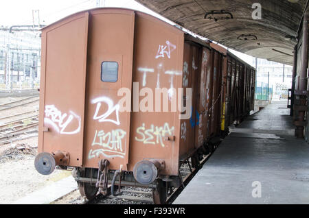 Old abandoned train coloré et rétro vintage Banque D'Images