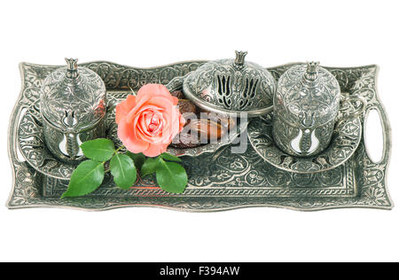 Plateau de table withdates, feuilles de menthe et de fleurs de rose. Ramadan karim. L'hospitalité orientale concept Banque D'Images