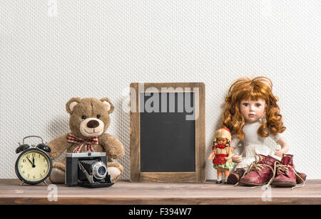 Poupée, Ours, tableau noir et vintage toys. Style Retro still life. Aucun nom n'toys Banque D'Images