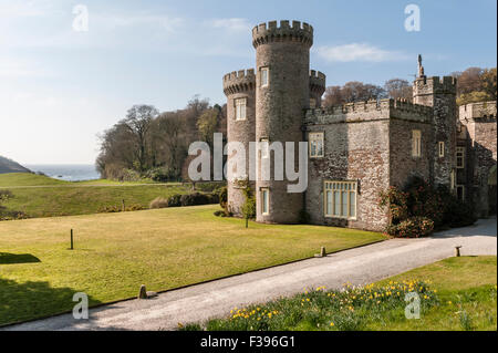 Château de Caerhays, Saint Austell, Cornwall, UK, construit c.1810. Les jardins détiennent la plus grande collection de magnolias en Angleterre Banque D'Images