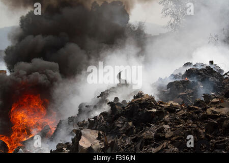 Beyrouth Liban. 2 octobre 2015. Les municipalités de Beyrouth cherche à faire face à la quantité de déchets d'ordures en tant que résidents resort pour les décharges sauvages et la combustion des déchets qui a été l'empilage sur plusieurs semaines dans les rues de la capitale libanaise Beyrouth Crédit : amer ghazzal/Alamy Live News Banque D'Images