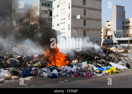 Beyrouth Liban. 2 octobre 2015. Les municipalités de Beyrouth cherche à faire face à la quantité de déchets d'ordures en tant que résidents resort pour les décharges sauvages et la combustion des déchets qui a été l'empilage sur plusieurs semaines dans les rues de la capitale libanaise Beyrouth Crédit : amer ghazzal/Alamy Live News Banque D'Images