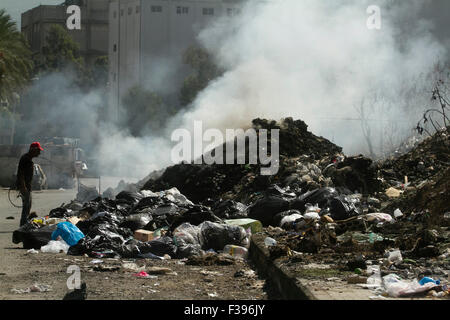 Beyrouth Liban. 2 octobre 2015. Les municipalités de Beyrouth cherche à faire face à la quantité de déchets d'ordures en tant que résidents resort pour les décharges sauvages et la combustion des déchets qui a été l'empilage sur plusieurs semaines dans les rues de la capitale libanaise Beyrouth Crédit : amer ghazzal/Alamy Live News Banque D'Images