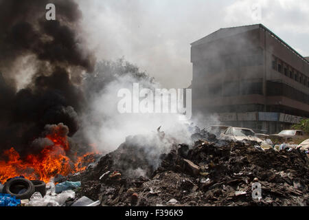 Beyrouth Liban. 2 octobre 2015. Les municipalités de Beyrouth cherche à faire face à la quantité de déchets d'ordures en tant que résidents resort pour les décharges sauvages et la combustion des déchets qui a été l'empilage sur plusieurs semaines dans les rues de la capitale libanaise Beyrouth Crédit : amer ghazzal/Alamy Live News Banque D'Images