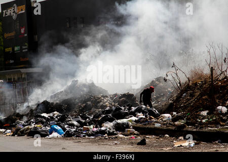 Beyrouth Liban. 2 octobre 2015. Les municipalités de Beyrouth cherche à faire face à la quantité de déchets d'ordures en tant que résidents resort pour les décharges sauvages et la combustion des déchets qui a été l'empilage sur plusieurs semaines dans les rues de la capitale libanaise Beyrouth Crédit : amer ghazzal/Alamy Live News Banque D'Images