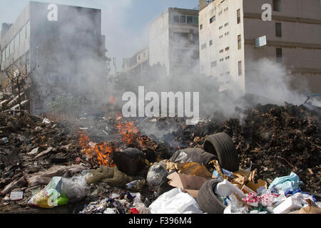 Beyrouth Liban. 2 octobre 2015. Les municipalités de Beyrouth cherche à faire face à la quantité de déchets d'ordures en tant que résidents resort pour les décharges sauvages et la combustion des déchets qui a été l'empilage sur plusieurs semaines dans les rues de la capitale libanaise Beyrouth Crédit : amer ghazzal/Alamy Live News Banque D'Images