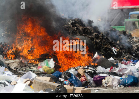 Beyrouth Liban. 2 octobre 2015. Les municipalités de Beyrouth cherche à faire face à la quantité de déchets d'ordures en tant que résidents resort pour les décharges sauvages et la combustion des déchets qui a été l'empilage sur plusieurs semaines dans les rues de la capitale libanaise Beyrouth Crédit : amer ghazzal/Alamy Live News Banque D'Images