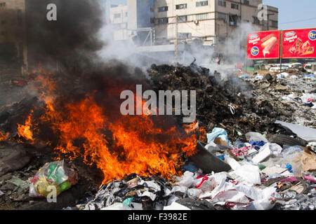 Beyrouth Liban. 2 octobre 2015. Les municipalités de Beyrouth cherche à faire face à la quantité de déchets d'ordures en tant que résidents resort pour les décharges sauvages et la combustion des déchets qui a été l'empilage sur plusieurs semaines dans les rues de la capitale libanaise Beyrouth Crédit : amer ghazzal/Alamy Live News Banque D'Images