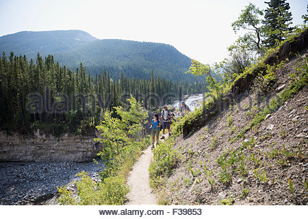Les randonneurs à pied le long du sentier de la crête escarpée de la rivière ci-dessus